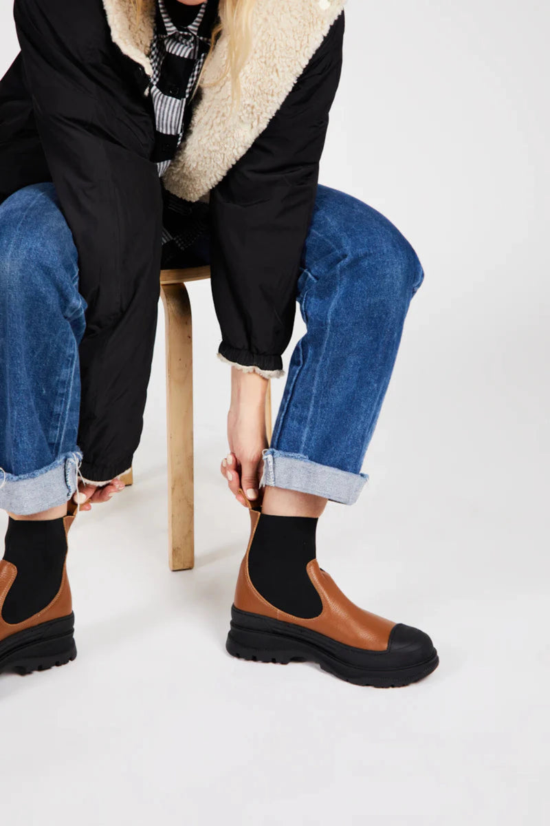 COURT BOOT